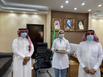 مدير مستشفى أبو عريش يكرم الموظفين المتميزين