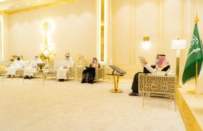 سمو أمير الباحة مطلعا على مشروعات فرع وزارة النقل بالمنطقة.