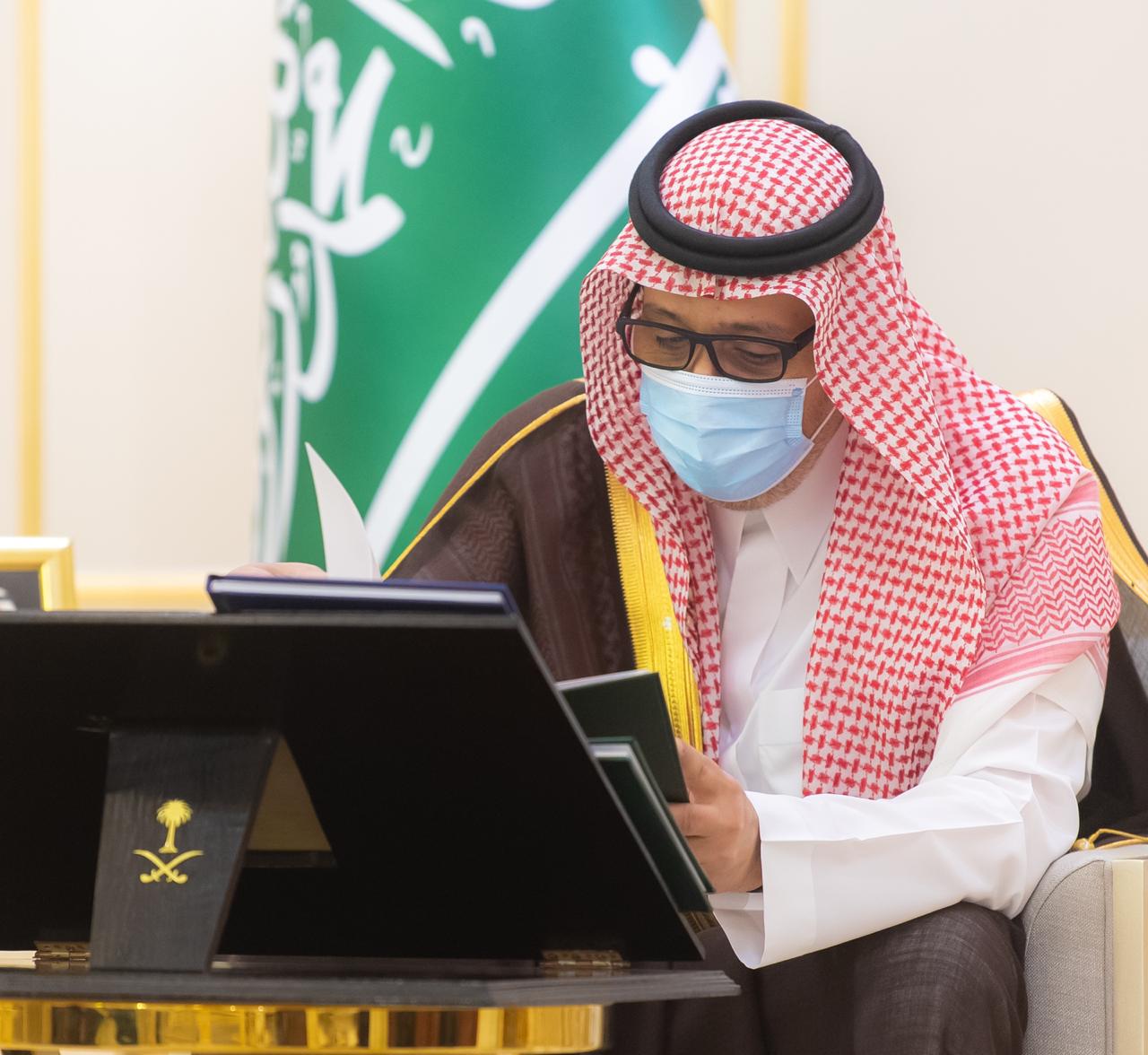 سمو أمير الباحة يتسلم التقرير السنوي لأعمال وأنشطة الغرفة التجارية سمو أمير الباحة يتسلم التقرير السنوي لأعمال وأنشطة الغرفة التجارية