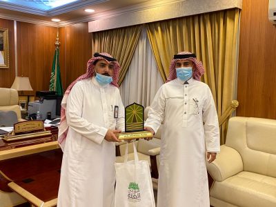 رئيس بلدية  رابغ يُكرّم الموظفين المميزبن عملياً ببلدية المحافظة