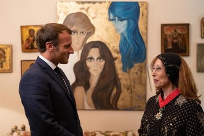 الرئيس الفرنسي ماكرون يزور فيروز في منزلها ويمنحها أعلى وسام فرنسي