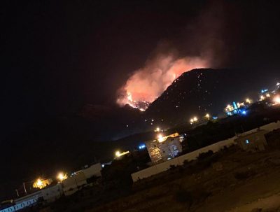 حريق هائل يلتهم جبل “عمد” ببلاد ثقيف منذ ظهر أمس الأربعاء
