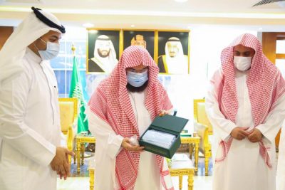 السديس يشدد على تطبيق الإجراءات الاحترازية ويدشن حملة خدمة معتمرينا