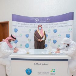 أمير منطقة الباحة يسلم محافظ المندق شهادة اعتماد المحافظة مدينة صحية