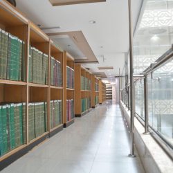 محافظ ضمد يزورمدرستّيِ الحرجة المتوسطة والثانوية ويوزع الورود على المعلمين