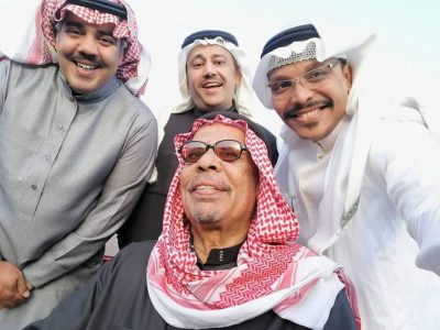الفنان علي المدفع على السرير الأبيض