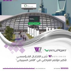 طبل يسلم درع كشافة شباب مكة للمسند