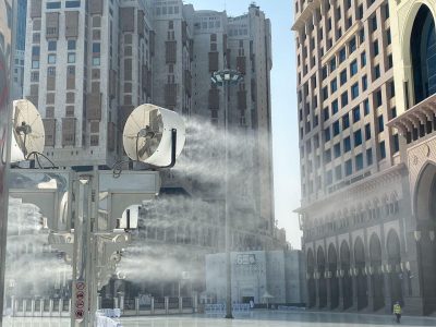 250 مروحة رذاذ لتلطيف الأجواء بساحات المسجد الحرام