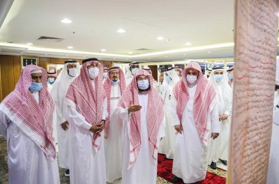السديس والأمين العام لدارة الملك عبدالعزيز في جولة بمعرض المخطوطات النادرة بمكتبة الحرم