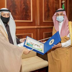 القبض على 3 أشخاص لانتحالهم صفة رجال أمن وسلب مبالغ مالية ومصوغات بقيمة (108,000) ريال
