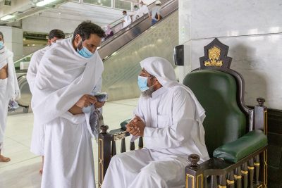 لبس الكمامة والمعقمات العطرية تتصدر فتاوى كبائن وكراسي إجابة السائلين بالمسجد الحرام