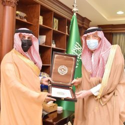 رئيس محكمة حفر الباطن يكرم عدداً من منسوبي المحكمة المتميزين