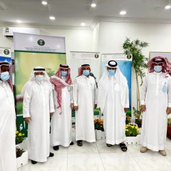 أمير الباحة يكرم موظف الإمارة الحائز على المركز الأول بجائزة الأمير نايف لحفظ القران