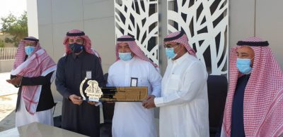 رئيس بلدية صوير يكرم الموظفين المتميزين