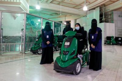 فتيات سعوديات مطوفات يخدمن قاصدات المسجد الحرام
