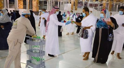 عربات متحركة لتوزيع ماء زمزم بالمسجد الحرام