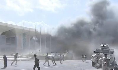 انفجار قوي يهز مطار عدن بالتزامن مع وصول الحكومة اليمنية الجديدة إليه
