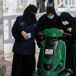 إدريس أبوعوف يقهر الإعاقة بمحل تنسيق الورود.