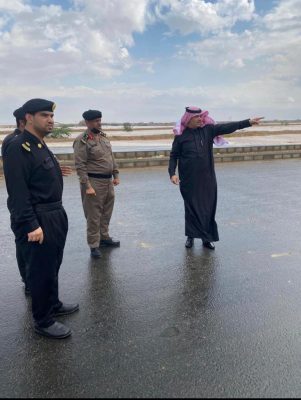 محافظ رابغ يقوم بجولة تفقديه على احياء وشوارع المدينة المتضرره من الأمطار