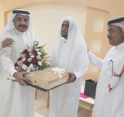 آل الأسود وآل شداد يكرمون الشيخ محمد بن يحيى الحازمي شيخ الحوازمة آل حسن
