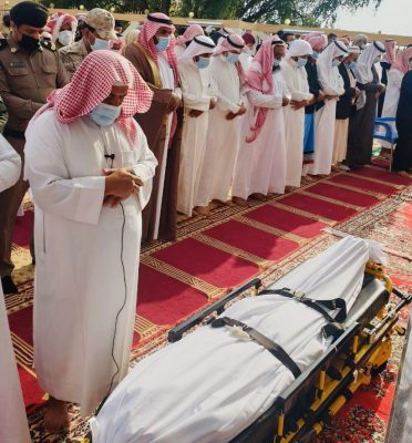 محافظ فيفاء يؤدي الصلاة على الشهيد الجندي الفيفي