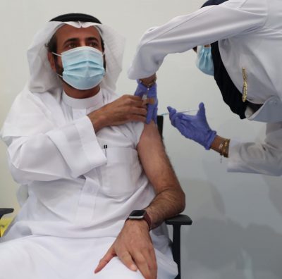 وزير الصحة سعدت بأخذ لقاح كورونا ومن اليوم سأتابع الحاصلين على التطعيم
