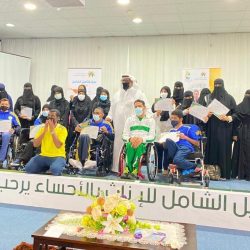 إدريس أبوعوف يقهر الإعاقة بمحل تنسيق الورود