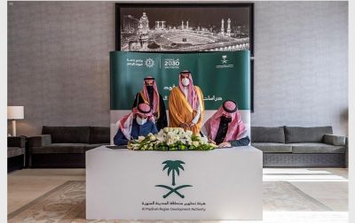 فيصل بن سلمان يشهد توقيع مذكرة مبادرة لحافلات النقل