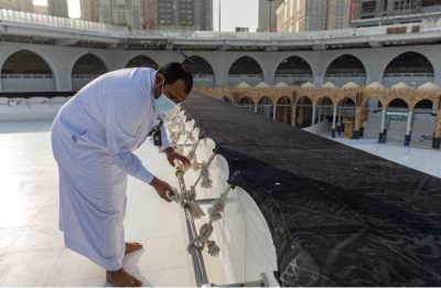 فريق سعودي مختص يقوم بتنظيف سطح الكعبة المشرفة خلال 40 دقيقة