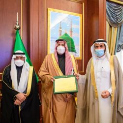 موظفو القطاع الصحي الأوسط في أبو عريش يكرمون الدكتور ياسر الشريف