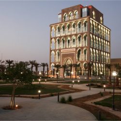 السفارة السعودية بأمريكا تُمدد إغلاقها يومًا وتهيب بالمواطنين الابتعاد عن التظاهرات