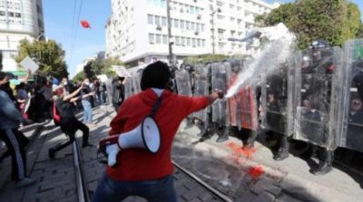 انتهاكات الشرطة تخرج التونسيين مجدداً إلى الشوارع