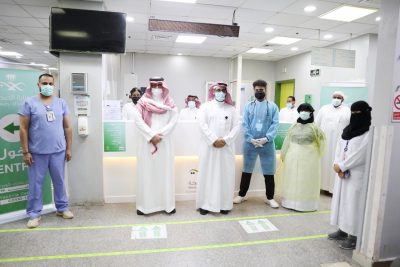 محافظ صبيا ” الداود” يُدشن مركز لقاحات كورونا بمستشفى صبيا العام و يتلقى الجرعة الأولى