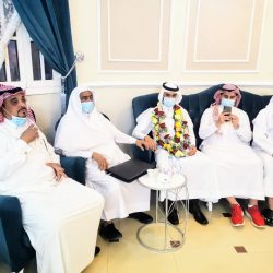 فرق تطوعية بتنمية الحرث تنظم المصلين