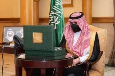 السديس يسلم نائب أمير مكة تقرير ندو السعودية في خدمة المعتمرين والزائرين خلال جائحة كورونا