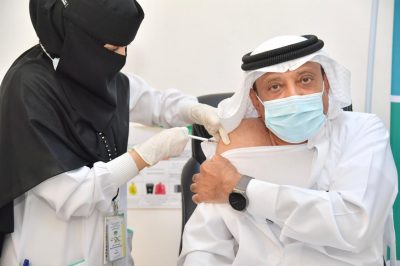محافظ صامطة يفتتح مركز لقاحات كورونا بالمستشفى العام