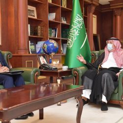 سمو أمير الرياض يطمئن على المتضررين من سقوط شظايا الصاروخ الباليستي