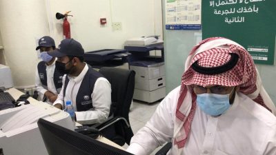 فريق العيون التطوعي يشارك بأكثر من 50 متطوع في مركز اللقاحات بالعيون