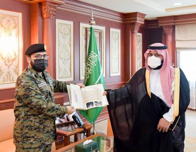 سمو الأمير محمد بن عبدالعزيز يتسلم التقرير الإحصائي السنوي لقوة الأفواج بالمنطقة
