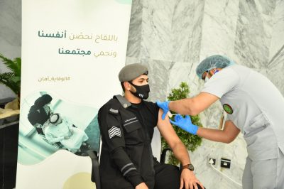 الخدمات الطبية تقدم لقاح فيروس “كورونا” لمنسوبي مركز العمليات الأمنية الموحدة (911) بمنطقة الرياض