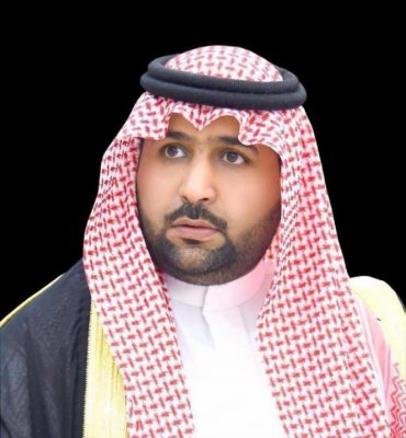 سمو الأمير محمد بن عبدالعزيز يطمئن على المتضررين من سقوط شظايا مقذوف عسكري