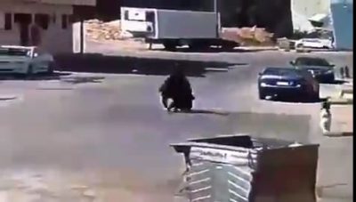 تداول مقطع فيديو يوثق اعتداء شخص على امرأة أمام ابنتها الصغيرة وأخذ ما بحوزتها