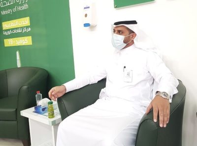 مدير مستشفى الأطفال بالطائف (الحسيكي) يبادر بأخذ لقاح كرونا كوفيد ١٩