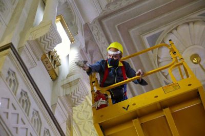 300 مهندس وفني و 4000 عملية صيانة لضمان جودة واستمرارية الكهرباء بالمسجد الحرام