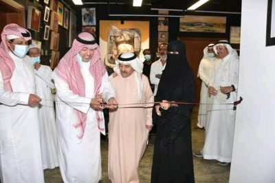 ادهم يفتتح معرض “زهور المنديل” ثرثرة الصمت