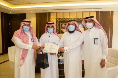 مدير عام تعليم الرياض يكرم الطالب أحمد الفراج لحصوله على المركز الثاني في مسابقة عبدالله الفيصل للشعر العربي