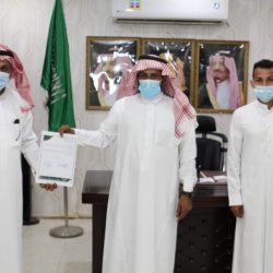 معلمة بالطائف تتابع أداء رسالتها من غرفة ابنتها بالمستشفى