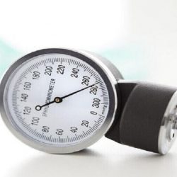 هل أخذ لقاح كورونا يعني عدم نقلك الفيروس للآخرين