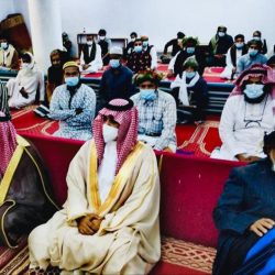 ضباط من قوة جازان يعايدون الطفلة (غنى) بنت الشهيد عايل ثابت حكمي