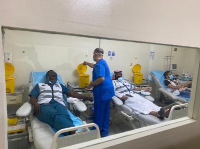 أعضاء فريق “من أجل مكة التطوعي” يبادرون بالتبرع بدمائهم